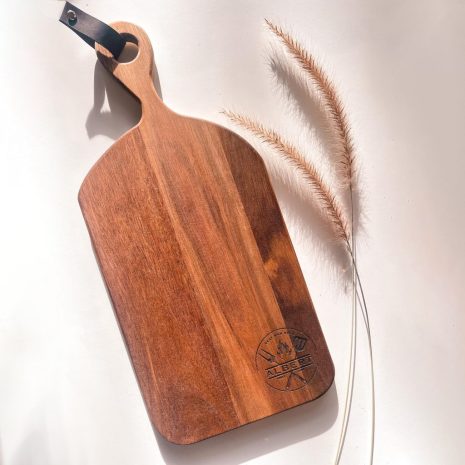 Acacia braai board with handle